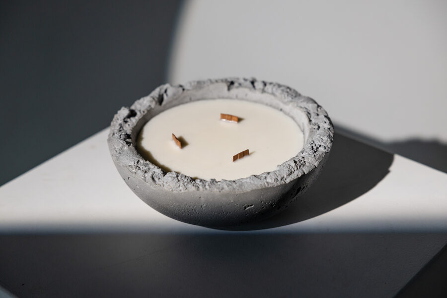 Sojas vaska svece betona bļodā ar koka daktīm