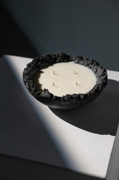 Sojas vaska svece betona bļodā kokvilnas daktīm