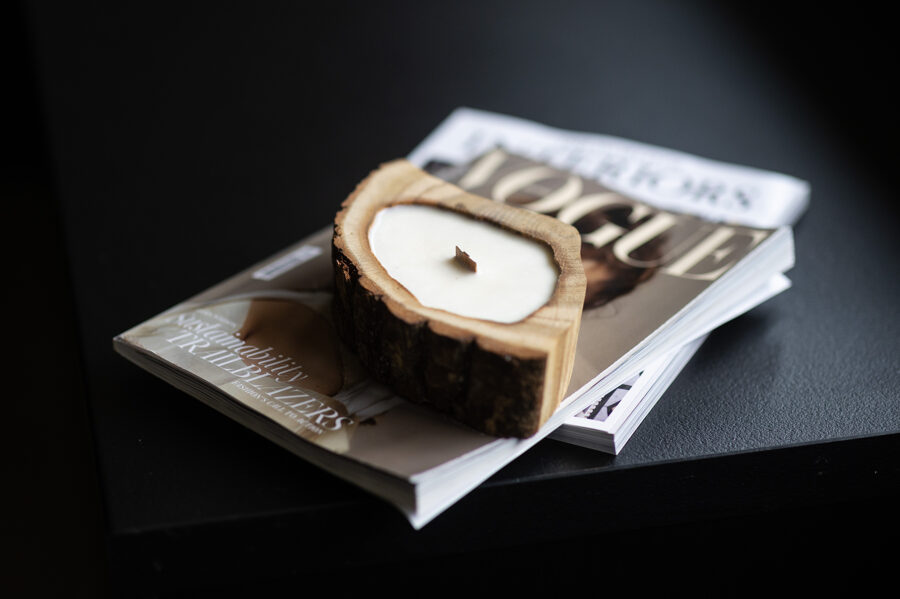 Aromātiska sojas vaska svece ozolkoka svečturī